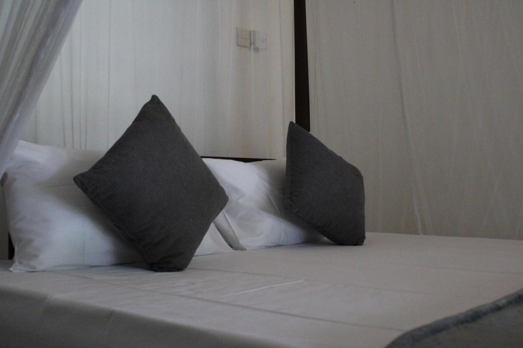 Sun And Surf Rest Hotel Ahangama Ngoại thất bức ảnh